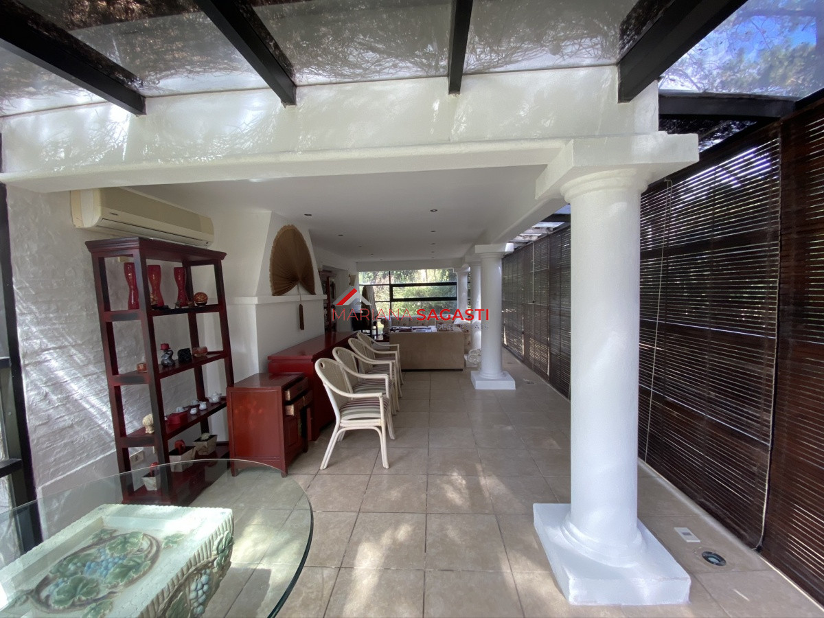 Casa ID.3535 - Casa en Playa Brava, espectacular ubicación.  5 dormitorios con baños en suite