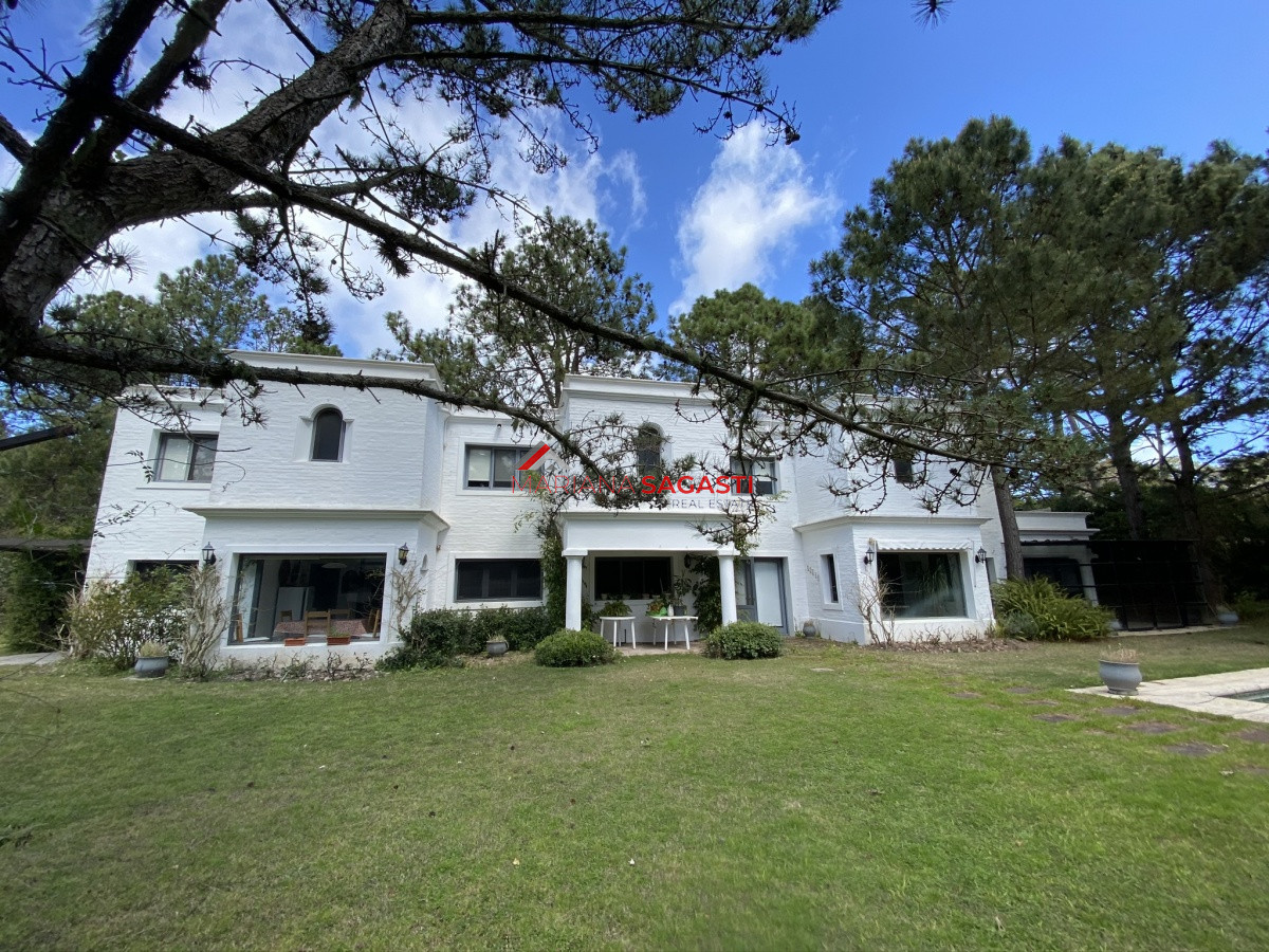Casa ID.3535 - Casa en Playa Brava, espectacular ubicación.  5 dormitorios con baños en suite