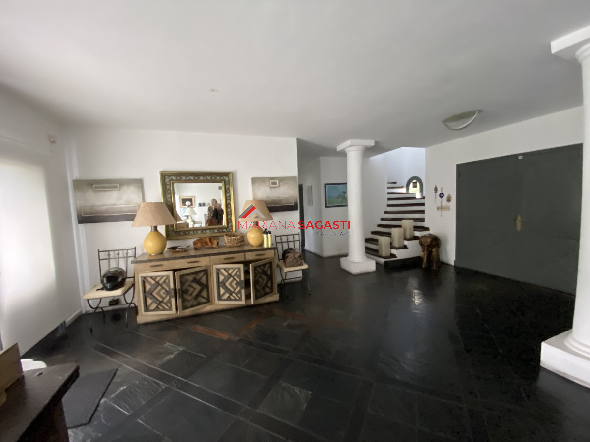Casa ID.3535 - Casa en Playa Brava, espectacular ubicación.  5 dormitorios con baños en suite