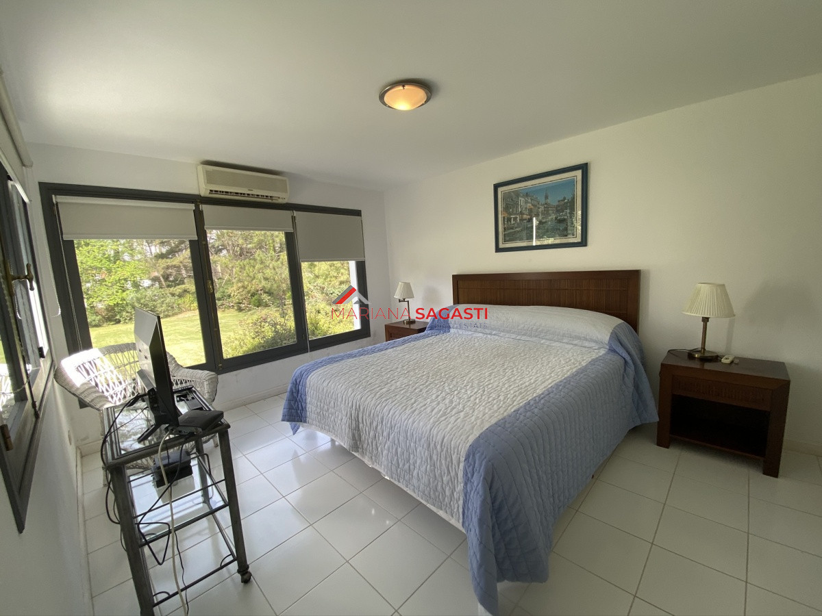 Casa ID.3535 - Casa en Playa Brava, espectacular ubicación.  5 dormitorios con baños en suite