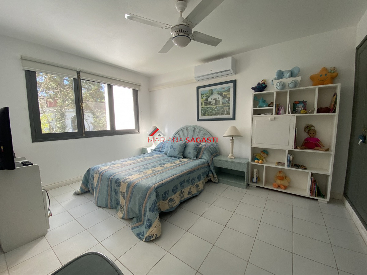 Casa ID.3535 - Casa en Playa Brava, espectacular ubicación.  5 dormitorios con baños en suite