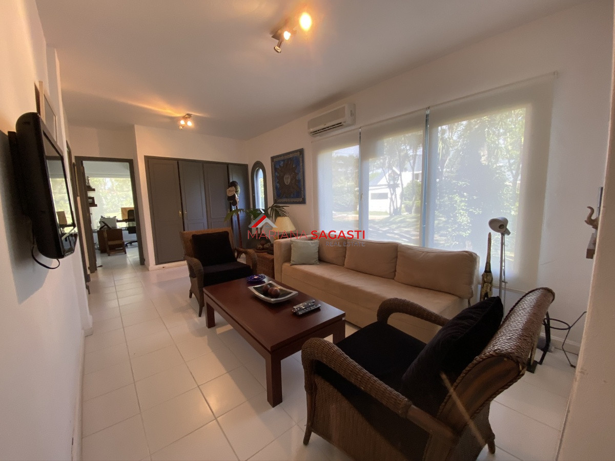 Casa ID.3535 - Casa en Playa Brava, espectacular ubicación.  5 dormitorios con baños en suite