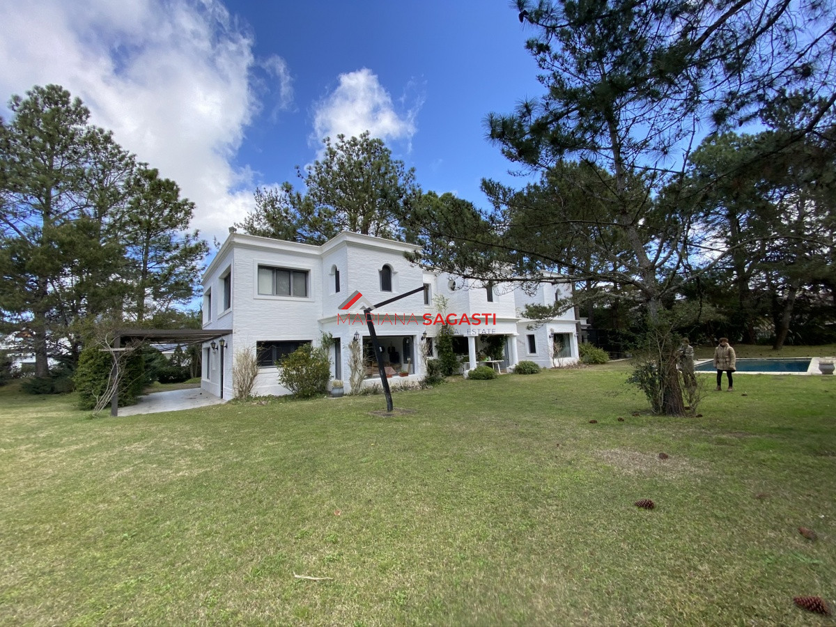 Casa ID.3535 - Casa en Playa Brava, espectacular ubicación.  5 dormitorios con baños en suite