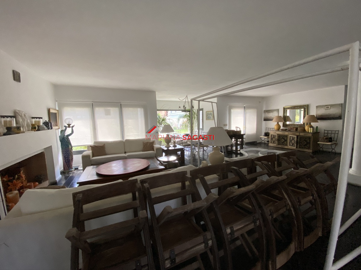 Casa ID.3535 - Casa en Playa Brava, espectacular ubicación.  5 dormitorios con baños en suite