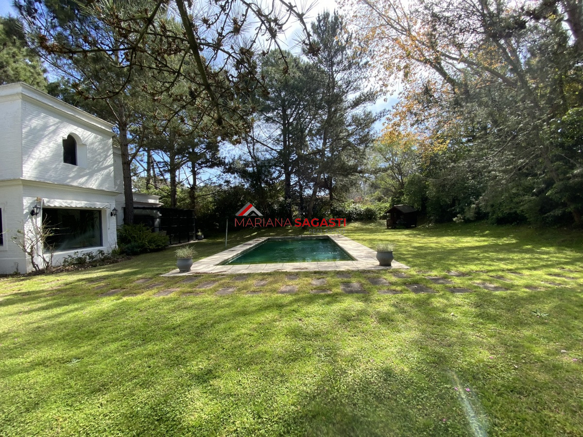 Casa ID.3535 - Casa en Playa Brava, espectacular ubicación.  5 dormitorios con baños en suite
