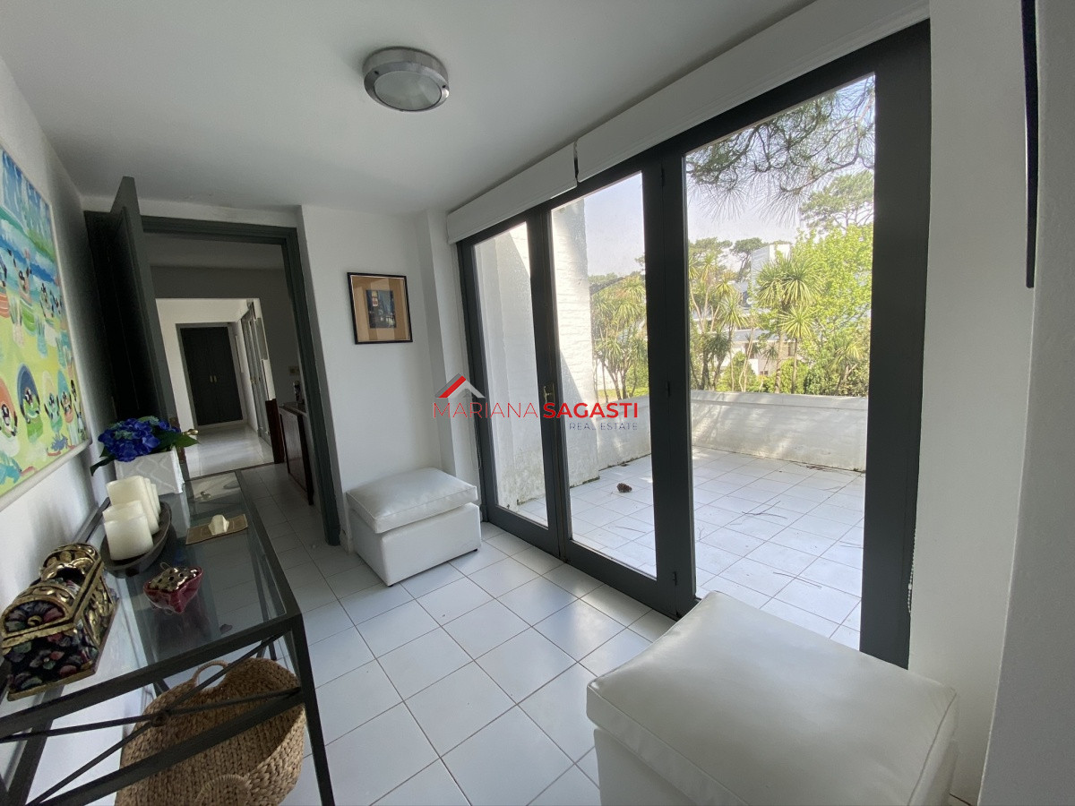 Casa ID.3535 - Casa en Playa Brava, espectacular ubicación.  5 dormitorios con baños en suite