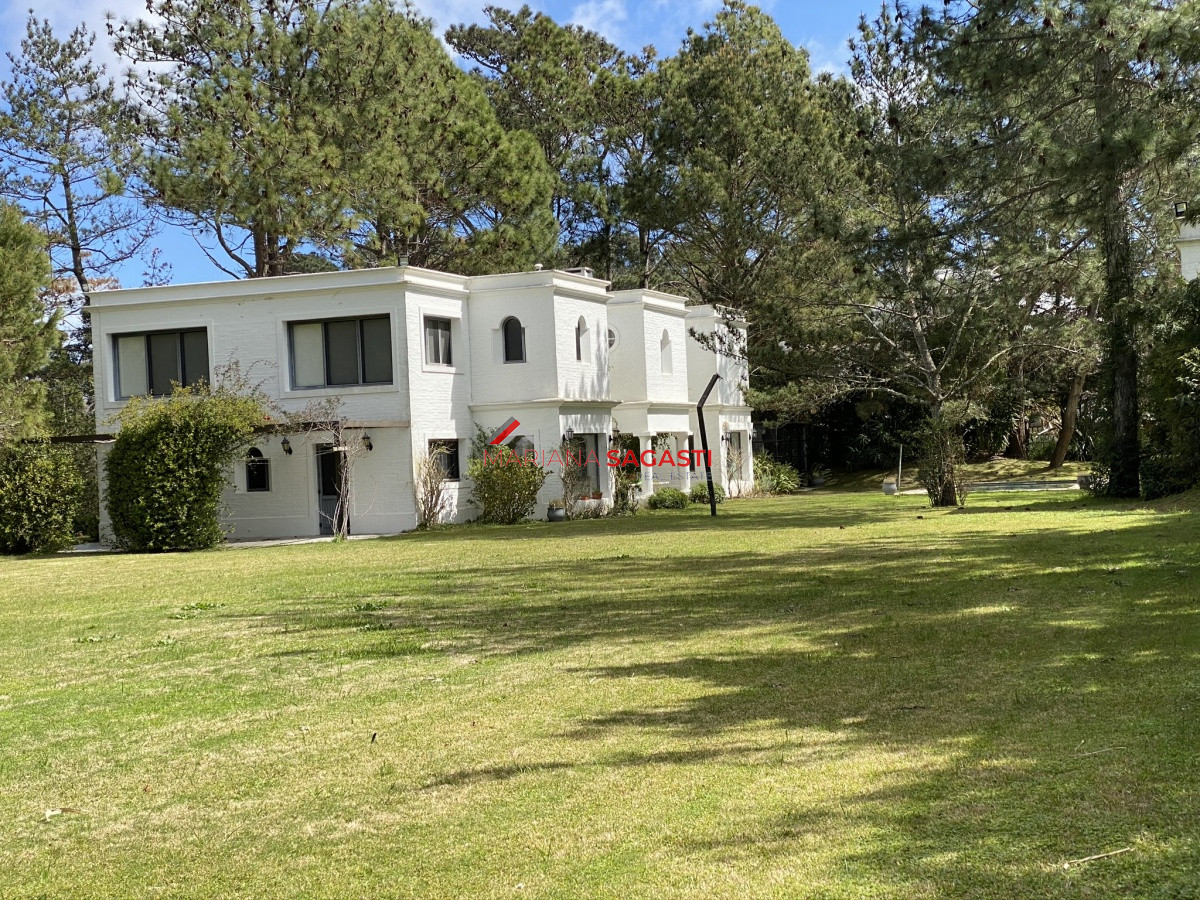 Casa ID.3535 - Casa en Playa Brava, espectacular ubicación.  5 dormitorios con baños en suite