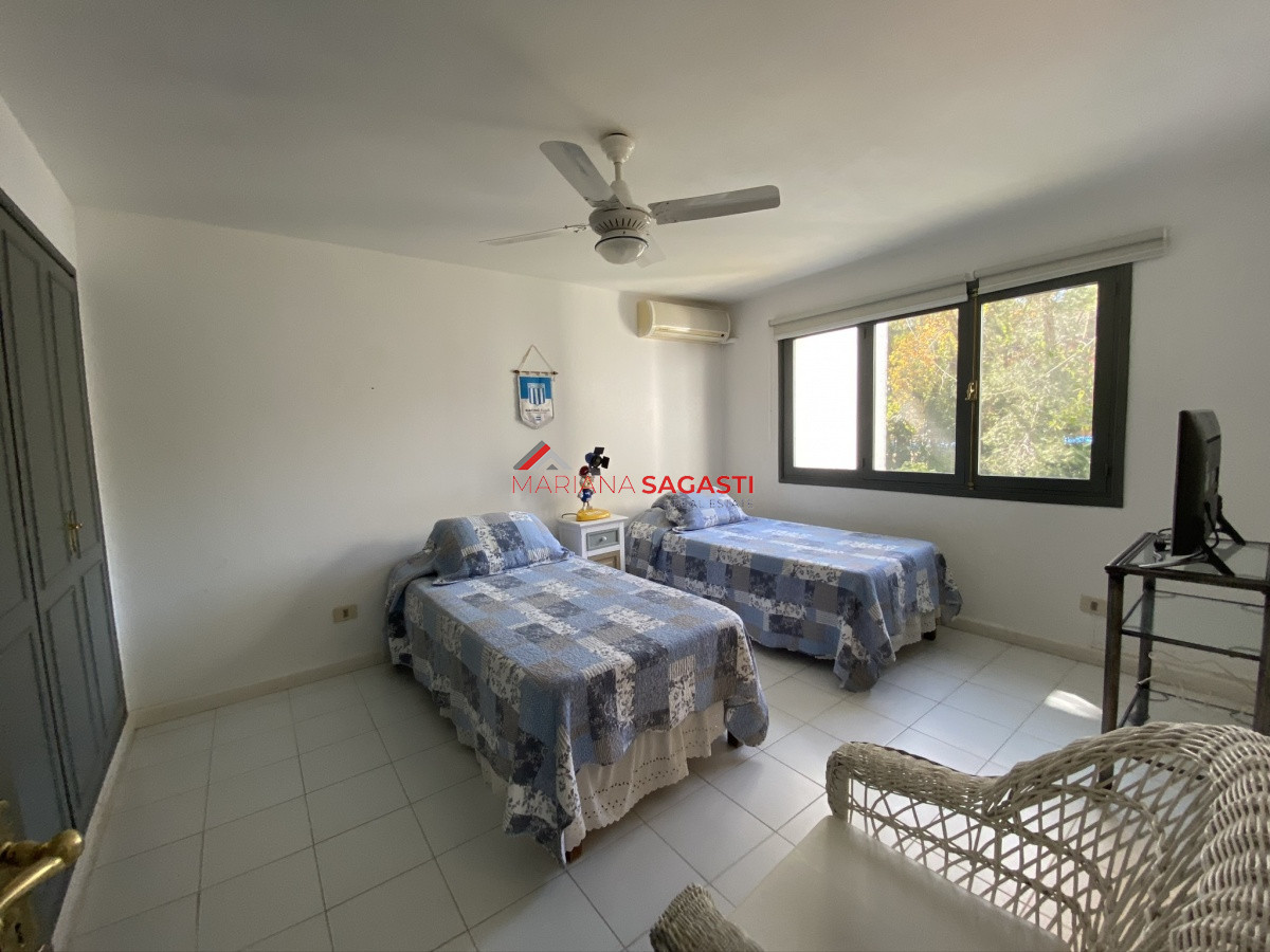 Casa ID.3535 - Casa en Playa Brava, espectacular ubicación.  5 dormitorios con baños en suite