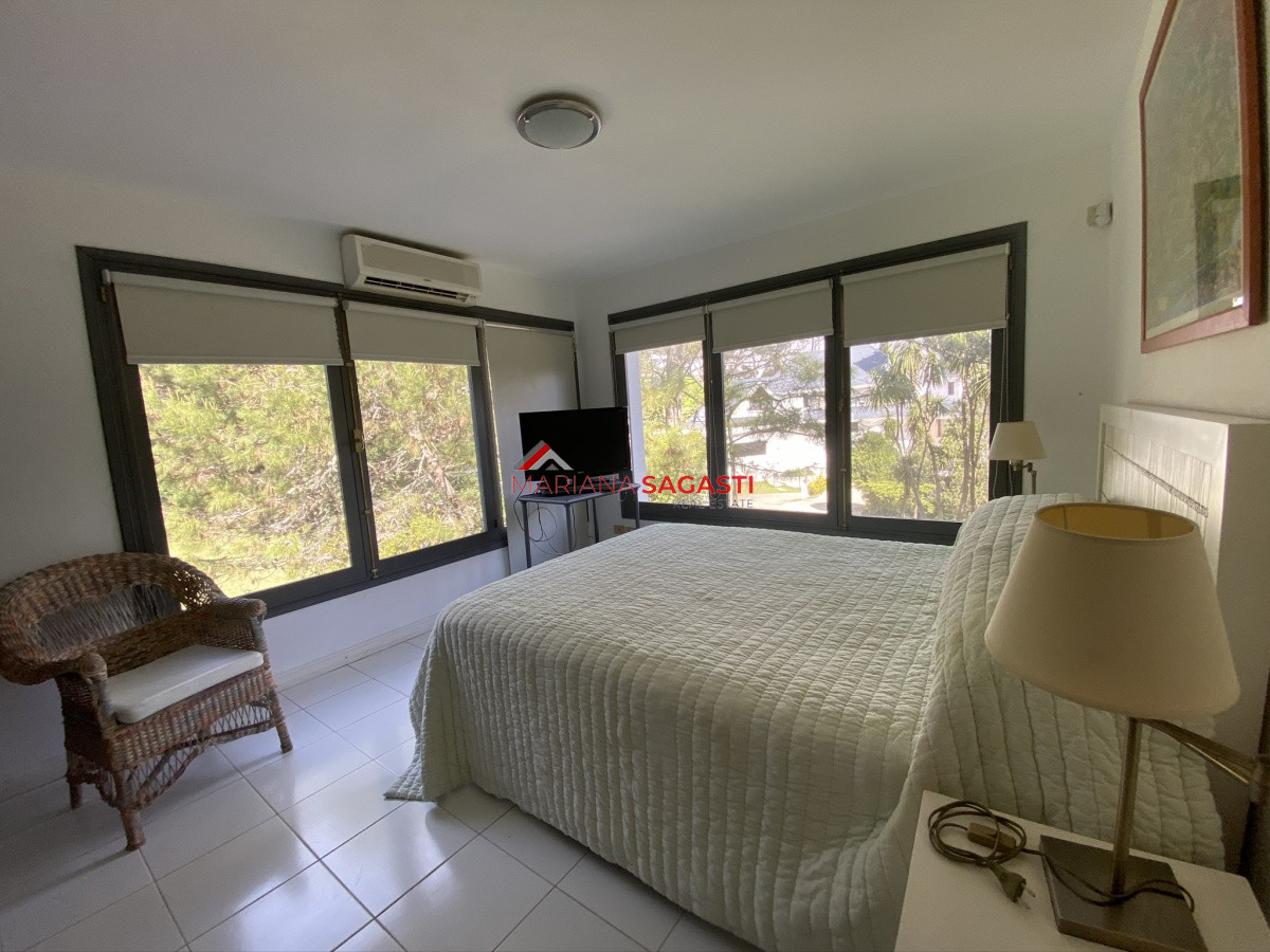 Casa ID.3535 - Casa en Playa Brava, espectacular ubicación.  5 dormitorios con baños en suite