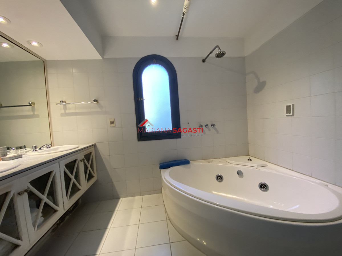 Casa ID.3535 - Casa en Playa Brava, espectacular ubicación.  5 dormitorios con baños en suite