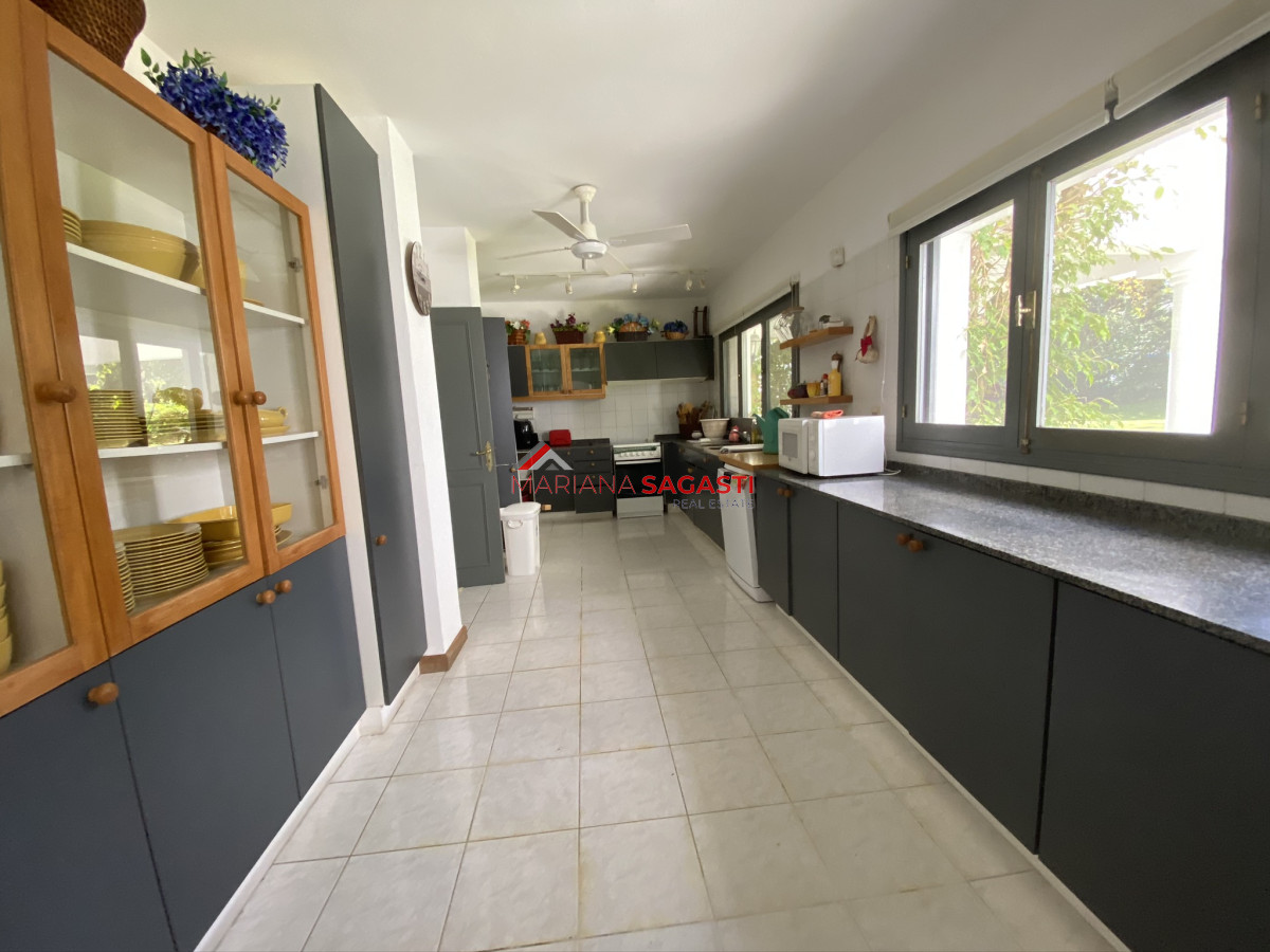 Casa ID.3535 - Casa en Playa Brava, espectacular ubicación.  5 dormitorios con baños en suite