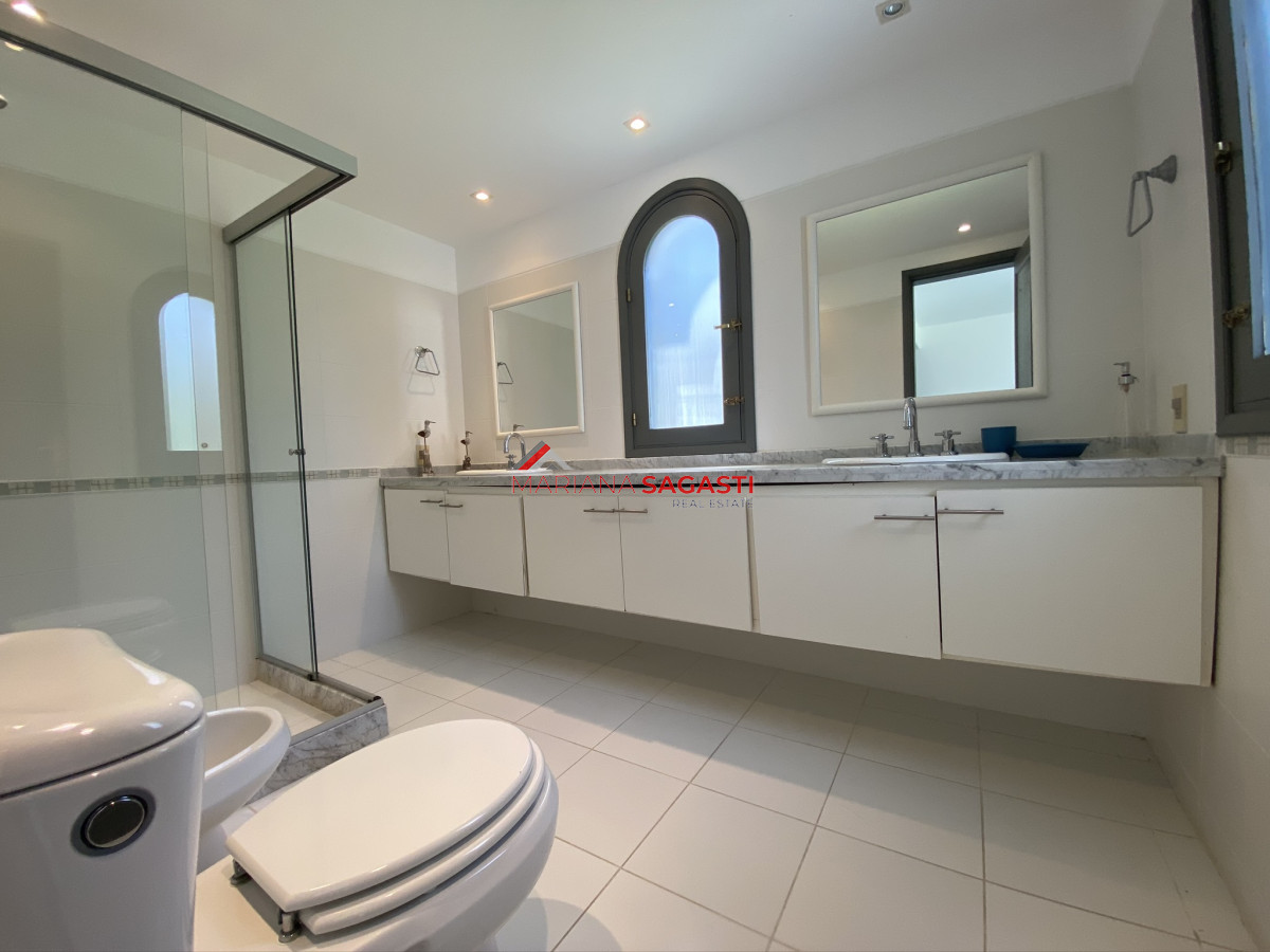 Casa ID.3535 - Casa en Playa Brava, espectacular ubicación.  5 dormitorios con baños en suite