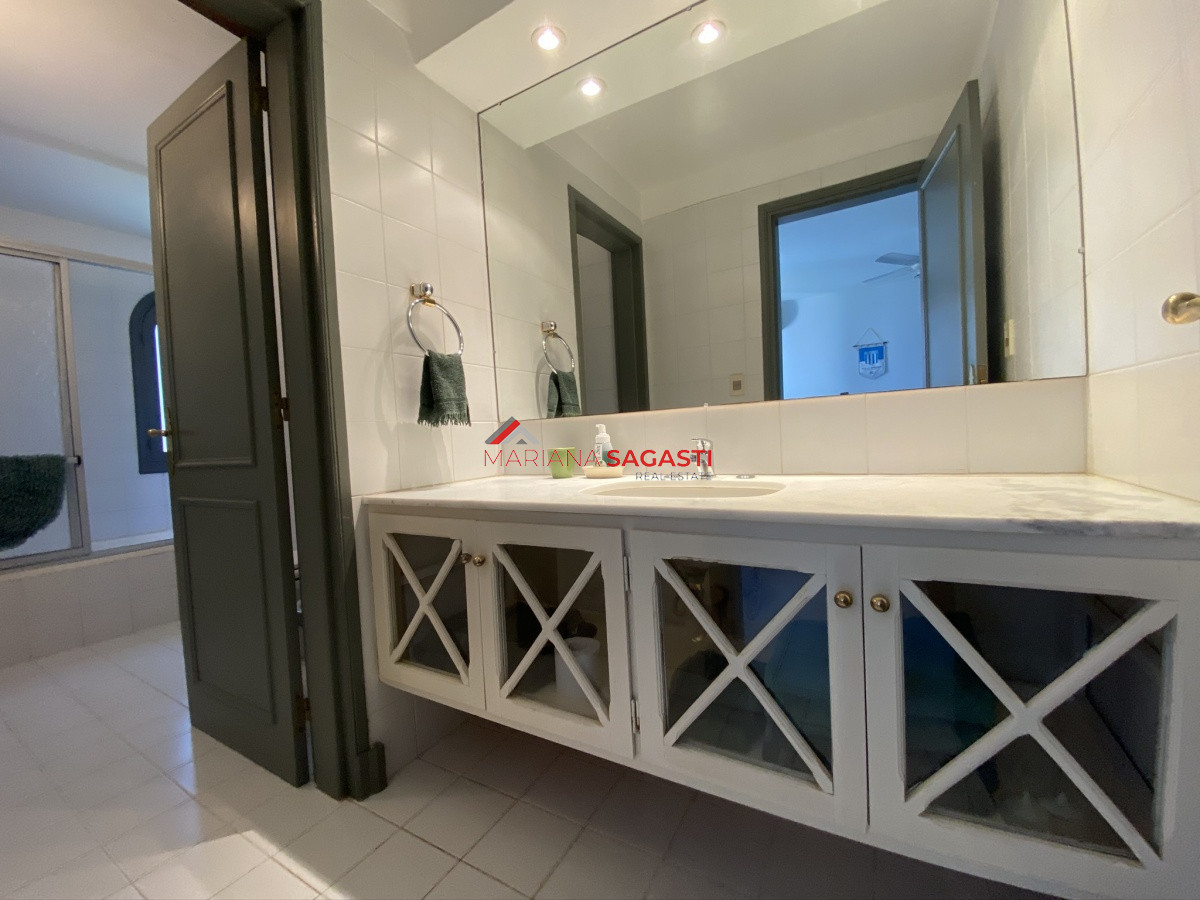 Casa ID.3535 - Casa en Playa Brava, espectacular ubicación.  5 dormitorios con baños en suite