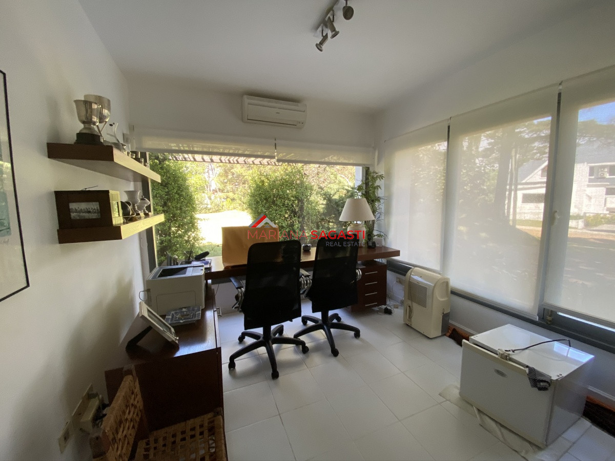 Casa ID.3535 - Casa en Playa Brava, espectacular ubicación.  5 dormitorios con baños en suite