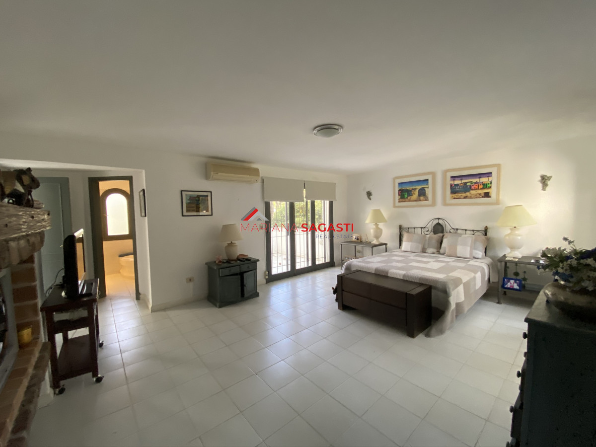 Casa ID.3535 - Casa en Playa Brava, espectacular ubicación.  5 dormitorios con baños en suite