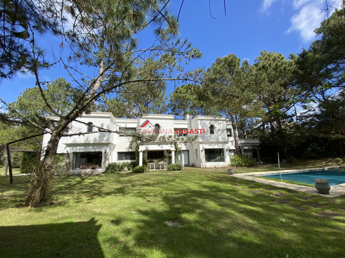 Casa ID.3535 - Casa en Playa Brava, espectacular ubicación.  5 dormitorios con baños en suite