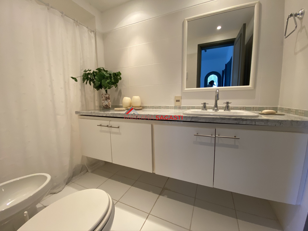 Casa ID.3535 - Casa en Playa Brava, espectacular ubicación.  5 dormitorios con baños en suite