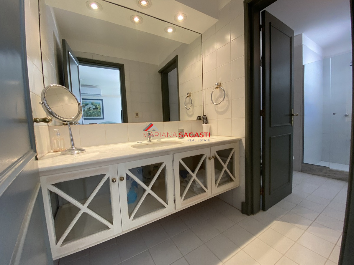 Casa ID.3535 - Casa en Playa Brava, espectacular ubicación.  5 dormitorios con baños en suite