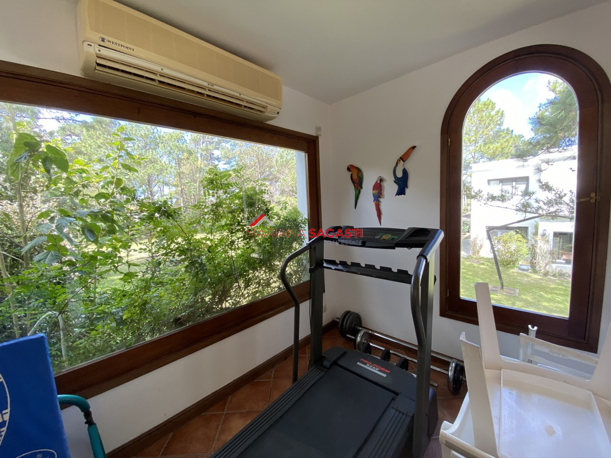 Casa ID.3535 - Casa en Playa Brava, espectacular ubicación.  5 dormitorios con baños en suite