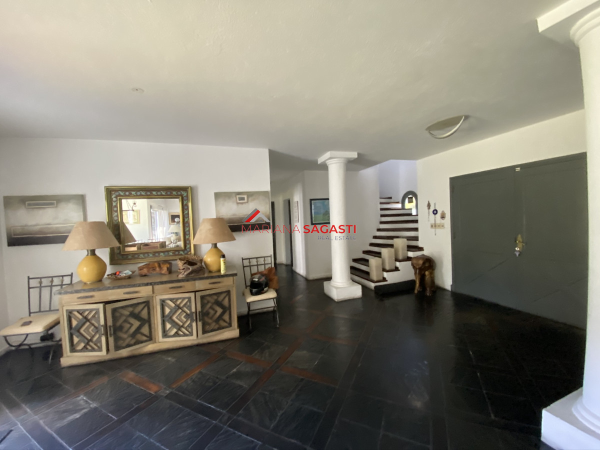 Casa ID.3535 - Casa en Playa Brava, espectacular ubicación.  5 dormitorios con baños en suite