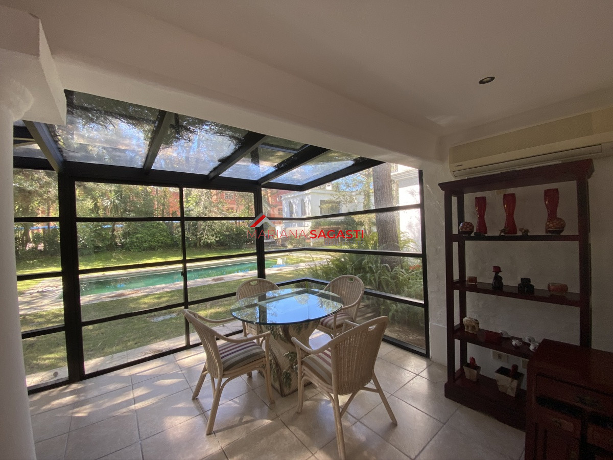 Casa ID.3535 - Casa en Playa Brava, espectacular ubicación.  5 dormitorios con baños en suite