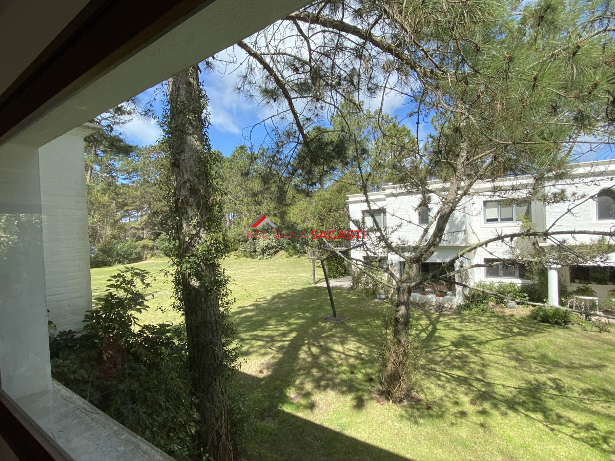 Casa ID.3535 - Casa en Playa Brava, espectacular ubicación.  5 dormitorios con baños en suite