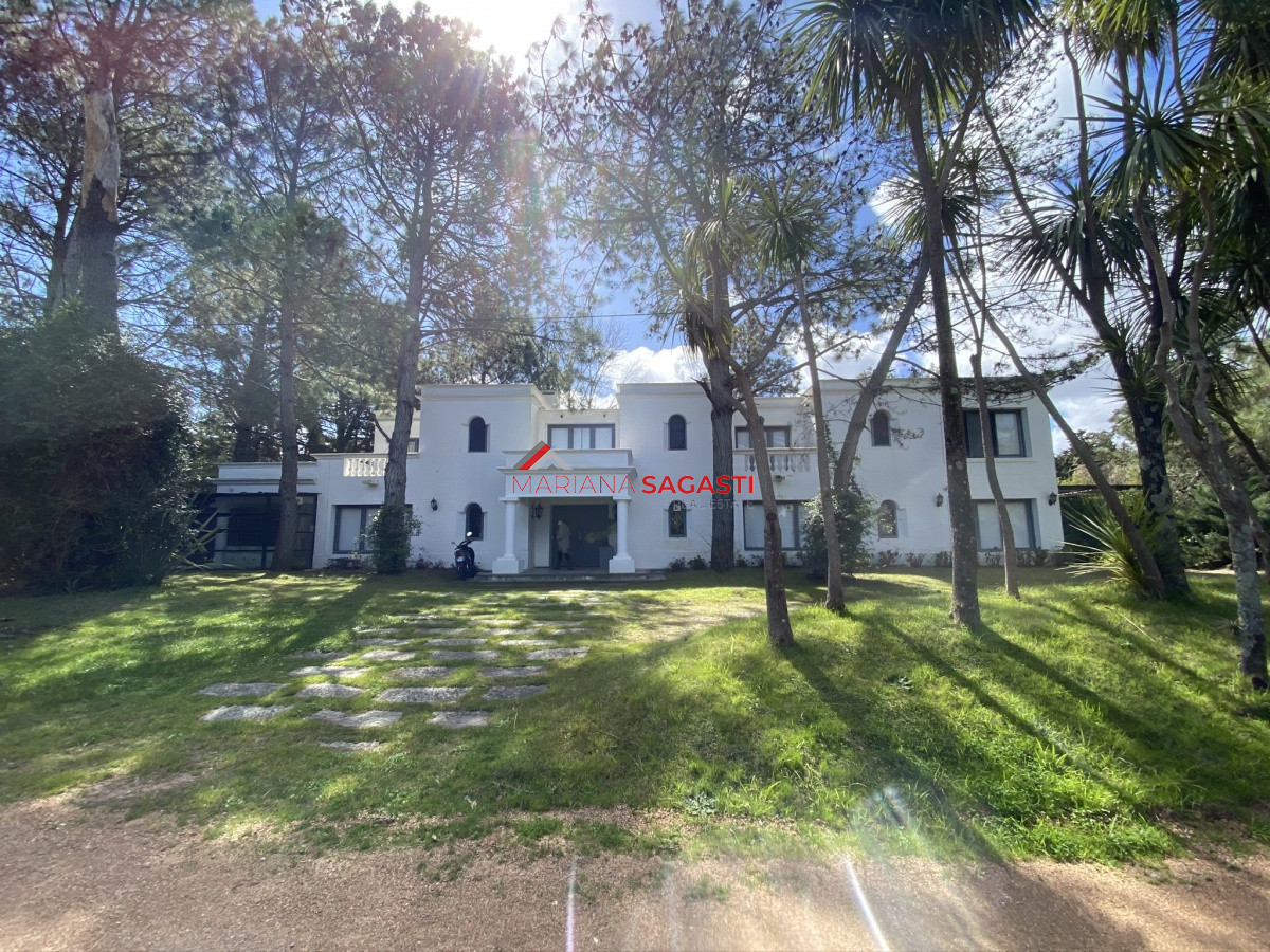 Casa ID.3535 - Casa en Playa Brava, espectacular ubicación.  5 dormitorios con baños en suite
