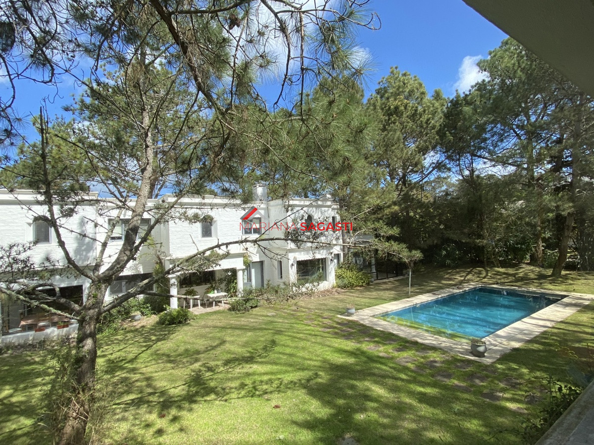 Casa ID.3535 - Casa en Playa Brava, espectacular ubicación.  5 dormitorios con baños en suite
