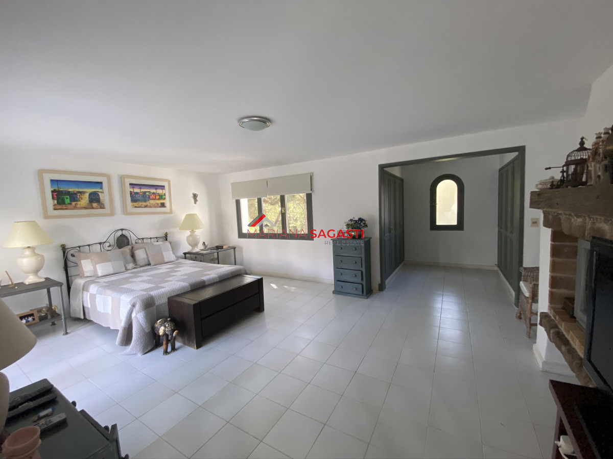 Casa ID.3535 - Casa en Playa Brava, espectacular ubicación.  5 dormitorios con baños en suite