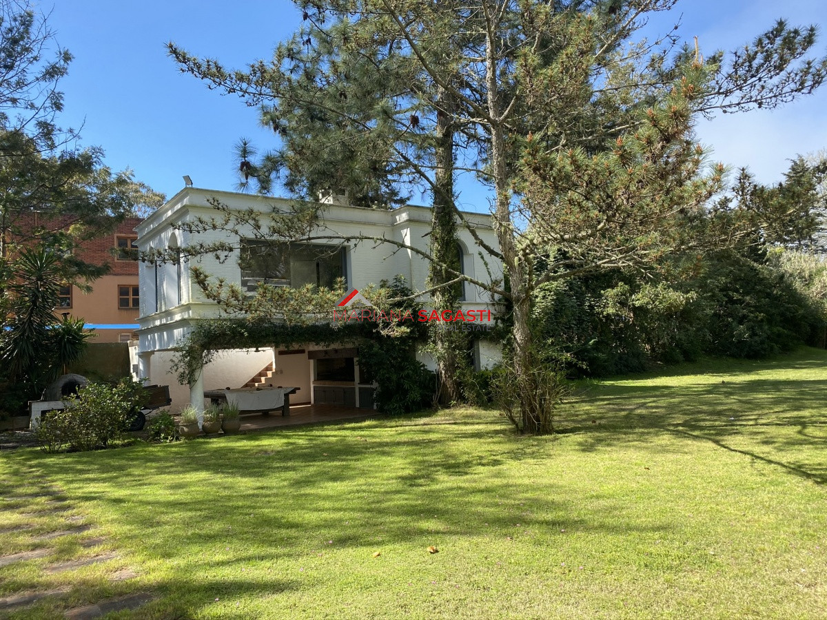 Casa ID.3535 - Casa en Playa Brava, espectacular ubicación.  5 dormitorios con baños en suite