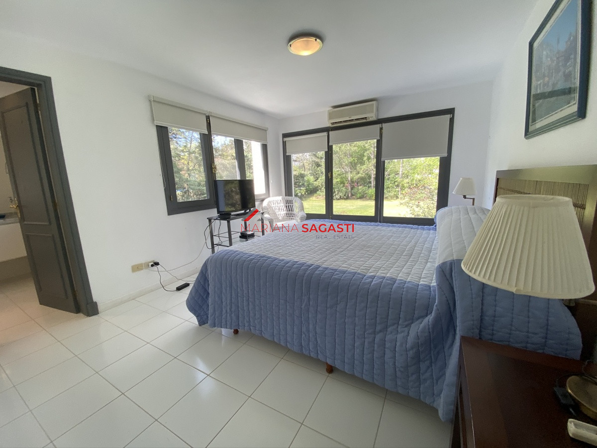 Casa ID.3535 - Casa en Playa Brava, espectacular ubicación.  5 dormitorios con baños en suite