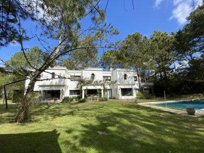Casa en Playa Brava, espectacular ubicación.  5 dormitorios con baños en suite