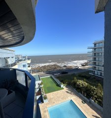 Apartamento en Península-Punta del Este con hermosa vista al mar.