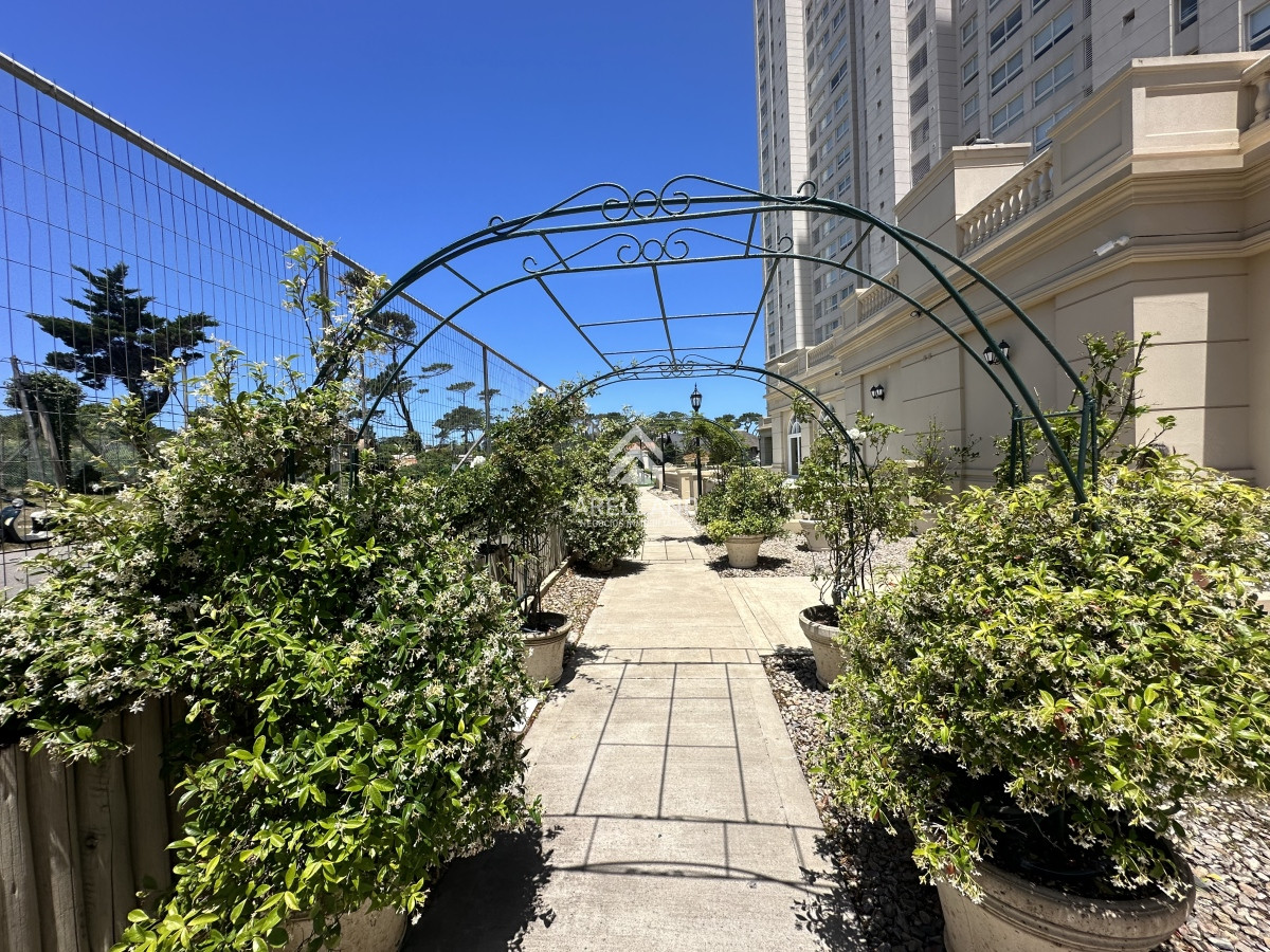 Apartamento ID.5977 - Espectacular apartamento en Mansa Punta del Este, con vista panorámica al mar. 