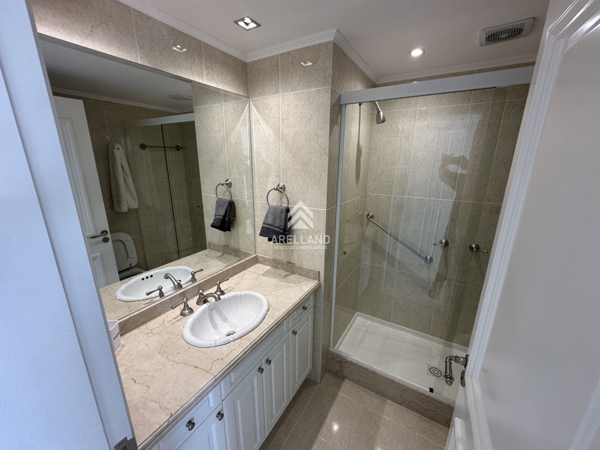 Apartamento ID.5977 - Espectacular apartamento en Mansa Punta del Este, con vista panorámica al mar. 