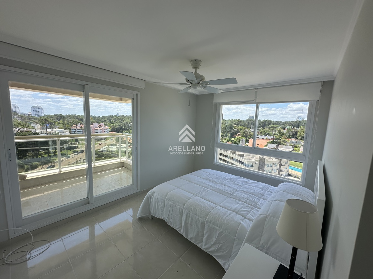 Apartamento ID.5977 - Espectacular apartamento en Mansa Punta del Este, con vista panorámica al mar. 