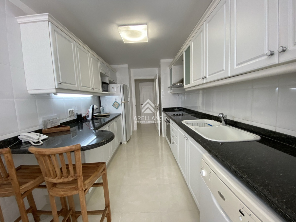 Apartamento ID.5977 - Espectacular apartamento en Mansa Punta del Este, con vista panorámica al mar. 