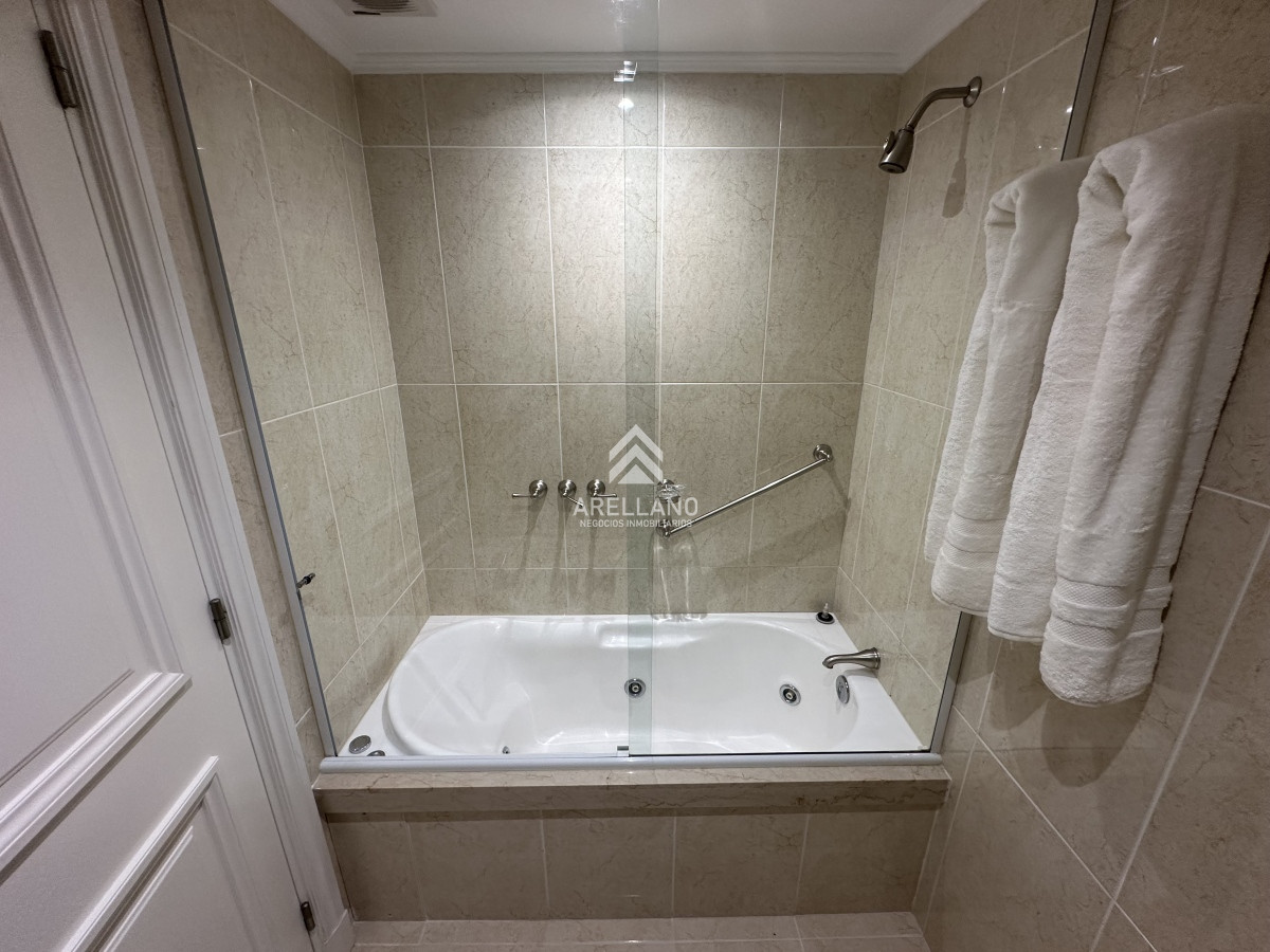 Apartamento ID.5977 - Espectacular apartamento en Mansa Punta del Este, con vista panorámica al mar. 