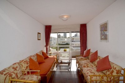 Excelente apartamento ubicado en Aidy Grill, a pasos de todo. 