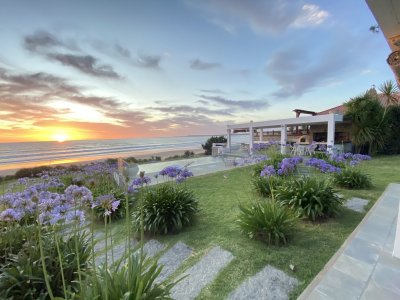 Exclusiva casa sobre la playa de Solanas. Excelentes vistas,  piscina y parrillero con vista al mar. 