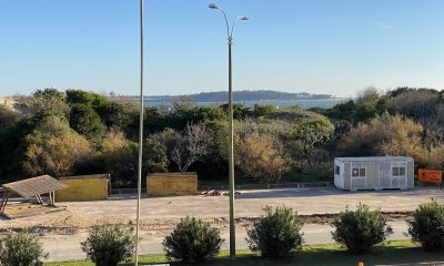 Excelente ubicación frente al mar en Playa Mansa. Amplios y luminosos ambientes con una espectacular terraza desde donde se ve la Isla de Gorriti.