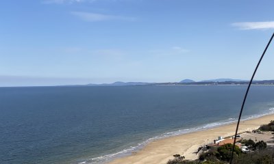 Espectacular apartamento de excelente calidad de construcción. Terraza superior con parrillero cerrado. Amplios y luminosos ambientes. Frente al mar.