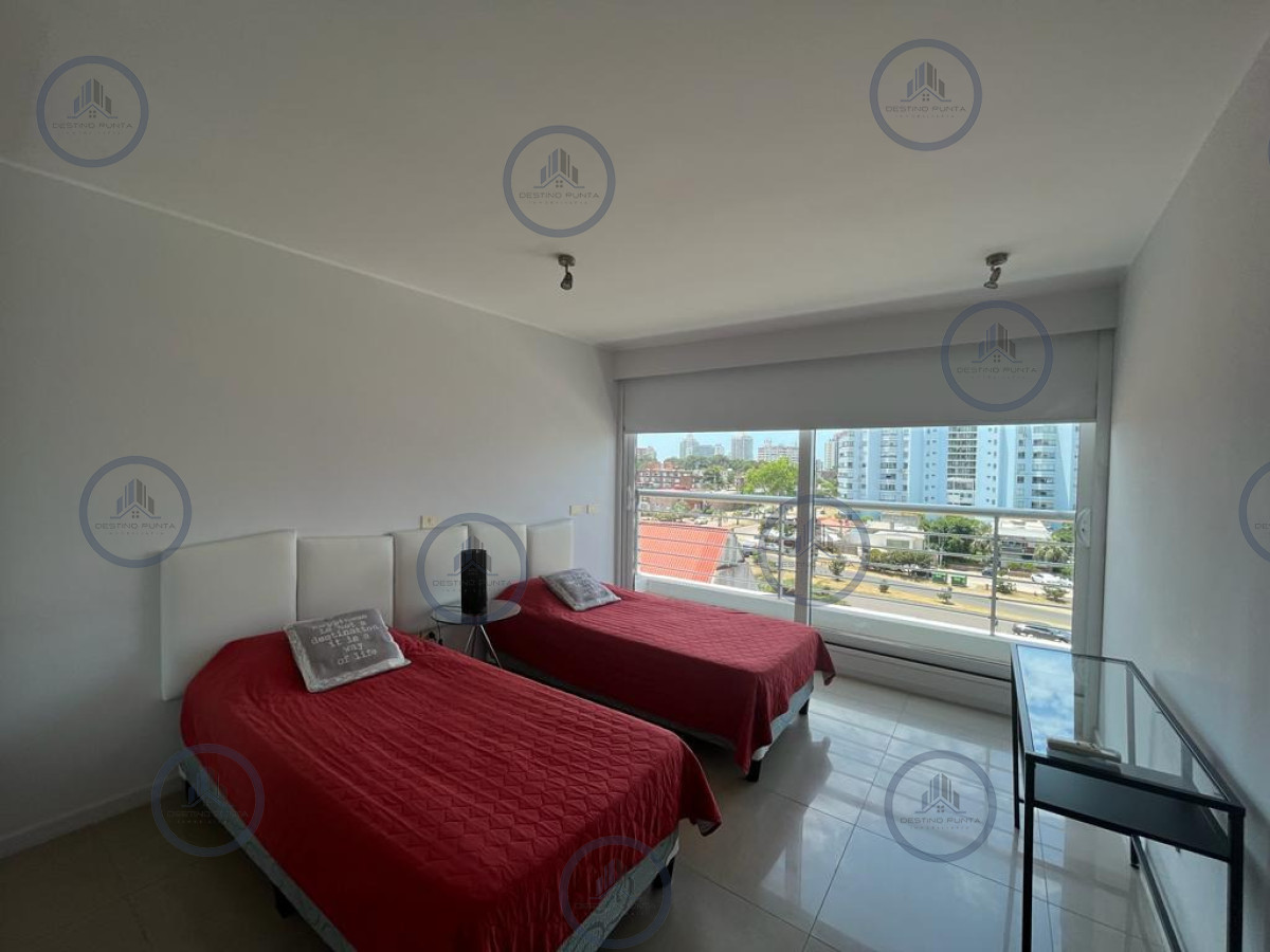 Apartamento ID.3246 - Moderno Apartamento de 3 Dormitorios en Playa Mansa, a metros del mar