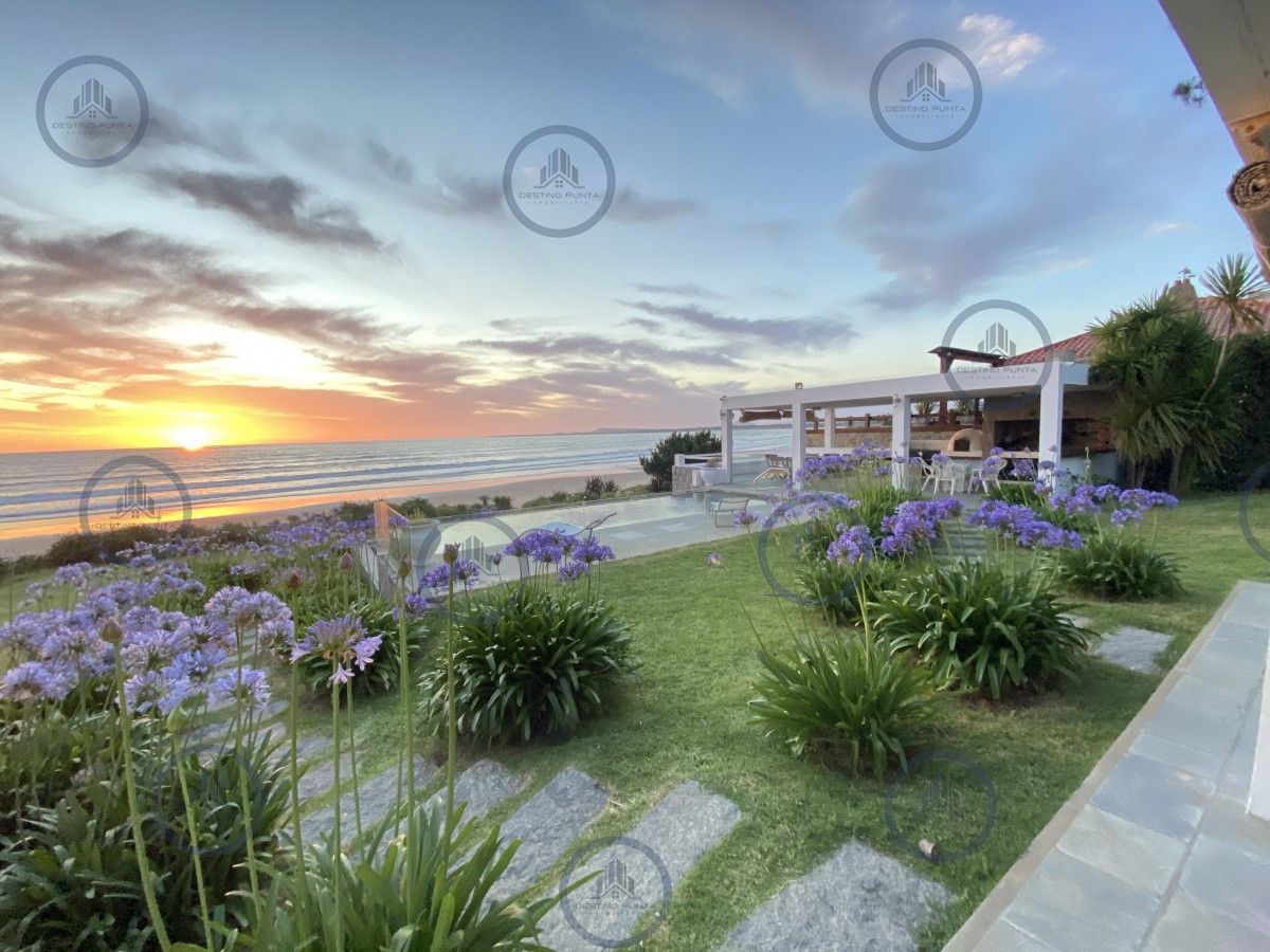 Exclusiva casa sobre la playa de Solanas. Excelentes vistas,  piscina y parrillero con vista al mar. — fotografía 1