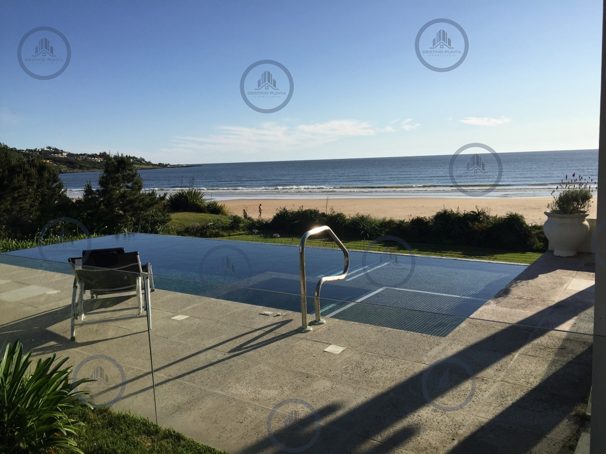 Exclusiva casa sobre la playa de Solanas. Excelentes vistas,  piscina y parrillero con vista al mar. — fotografía 3