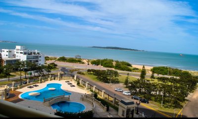 Espectacular apartamento en Mansa Punta del Este, con vista panorámica al mar.