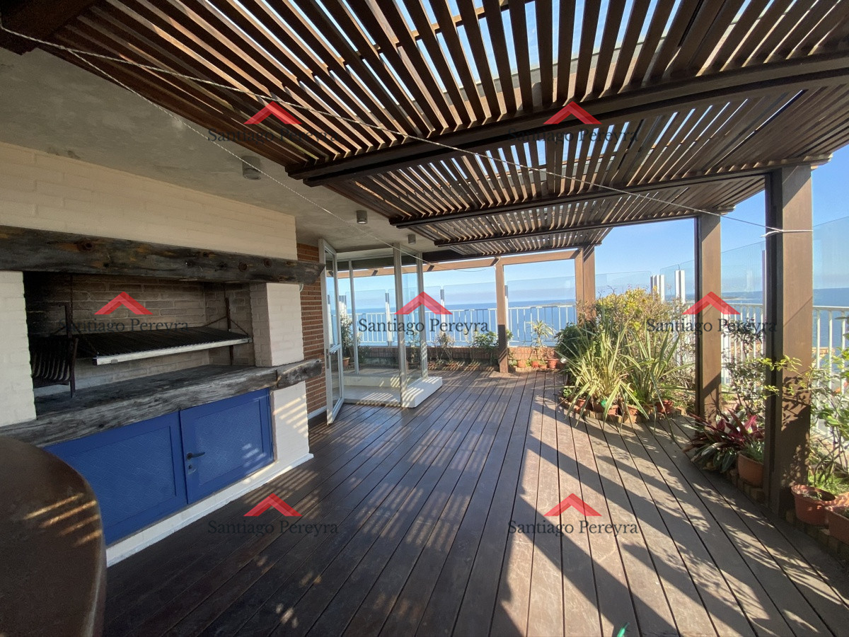 Apartamento ID.7160 - Espectacular apartamento de excelente calidad de construcción. Terraza superior con parrillero cerrado. Amplios y luminosos ambientes. Frente al mar.