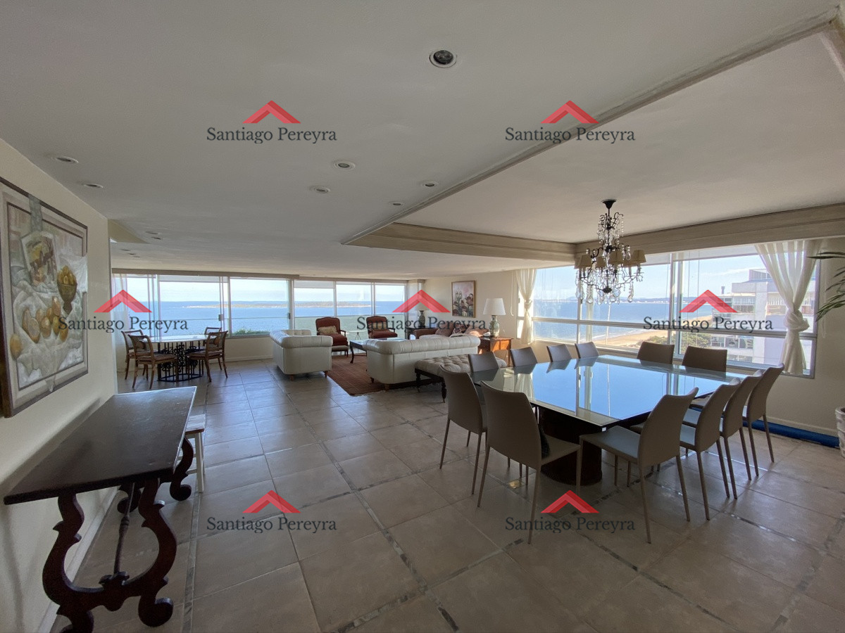 Apartamento ID.7160 - Espectacular apartamento de excelente calidad de construcción. Terraza superior con parrillero cerrado. Amplios y luminosos ambientes. Frente al mar.