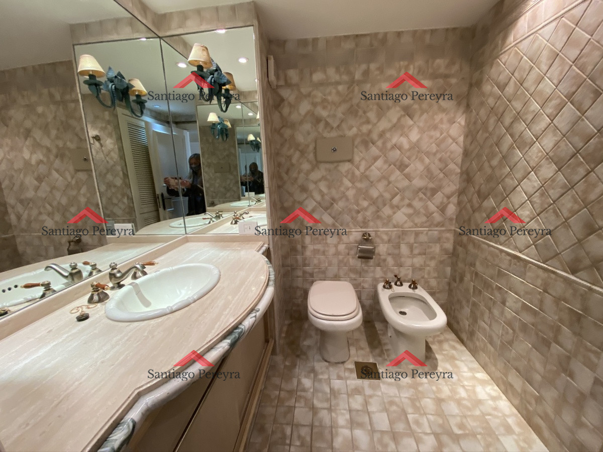Apartamento ID.7160 - Espectacular apartamento de excelente calidad de construcción. Terraza superior con parrillero cerrado. Amplios y luminosos ambientes. Frente al mar.