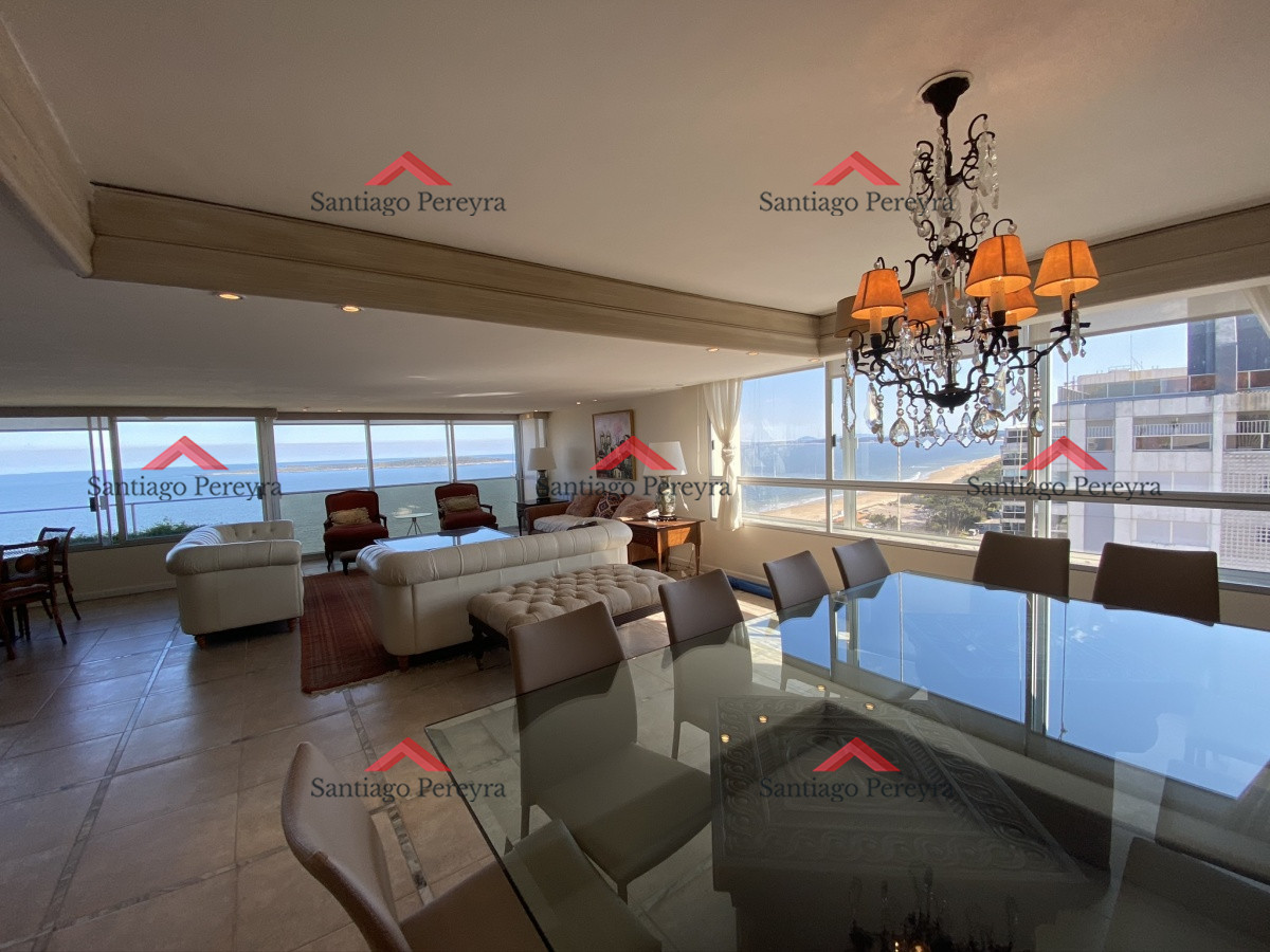 Apartamento ID.7160 - Espectacular apartamento de excelente calidad de construcción. Terraza superior con parrillero cerrado. Amplios y luminosos ambientes. Frente al mar.